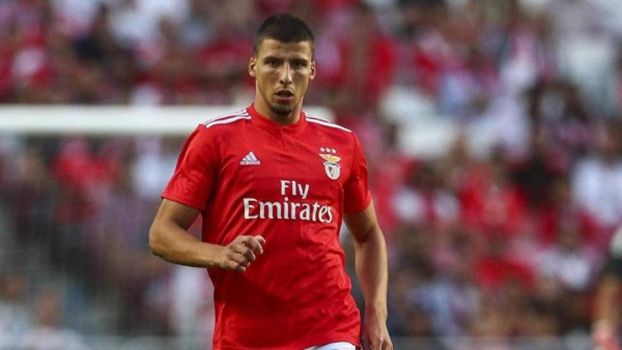 Los rumores que afectan a Can Barça llegan hasta Portugal, donde aseguran que el club azulgrana es, junto al Manchester City, el gran interesado en fichar al central del Benfica, Rubén Dias. Según el diario luso 'Record', el equipo culé se han fijado en este central de 22 años con una cláusula de 100 millones de euros. Cifra que el Benfica no tendría problema en negociar.