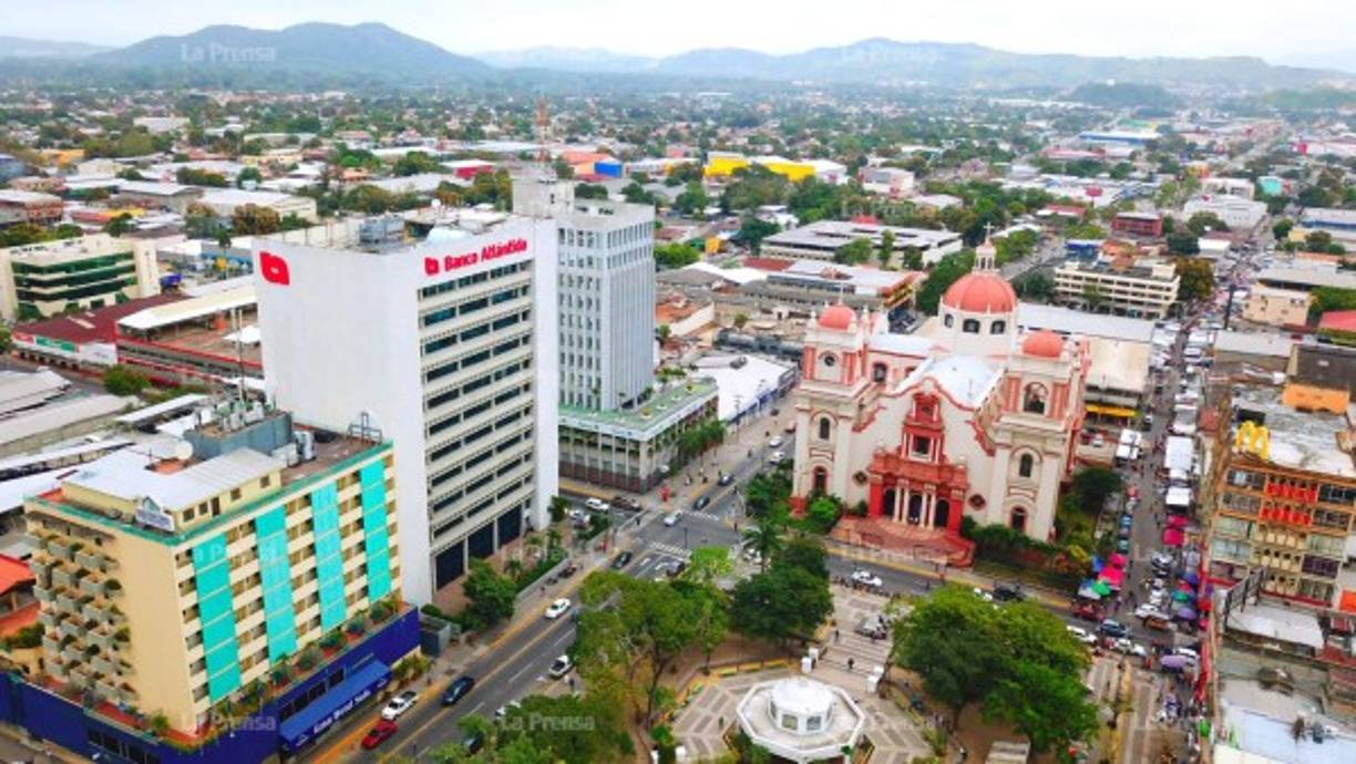 Además cuenta con al menos 10 centros comerciales, y una iglesia catedral llamada del mismo nombre 'San Pedro'. <br/><br/><br/>Foto: Casco histórico y central de San Pedro Sula.