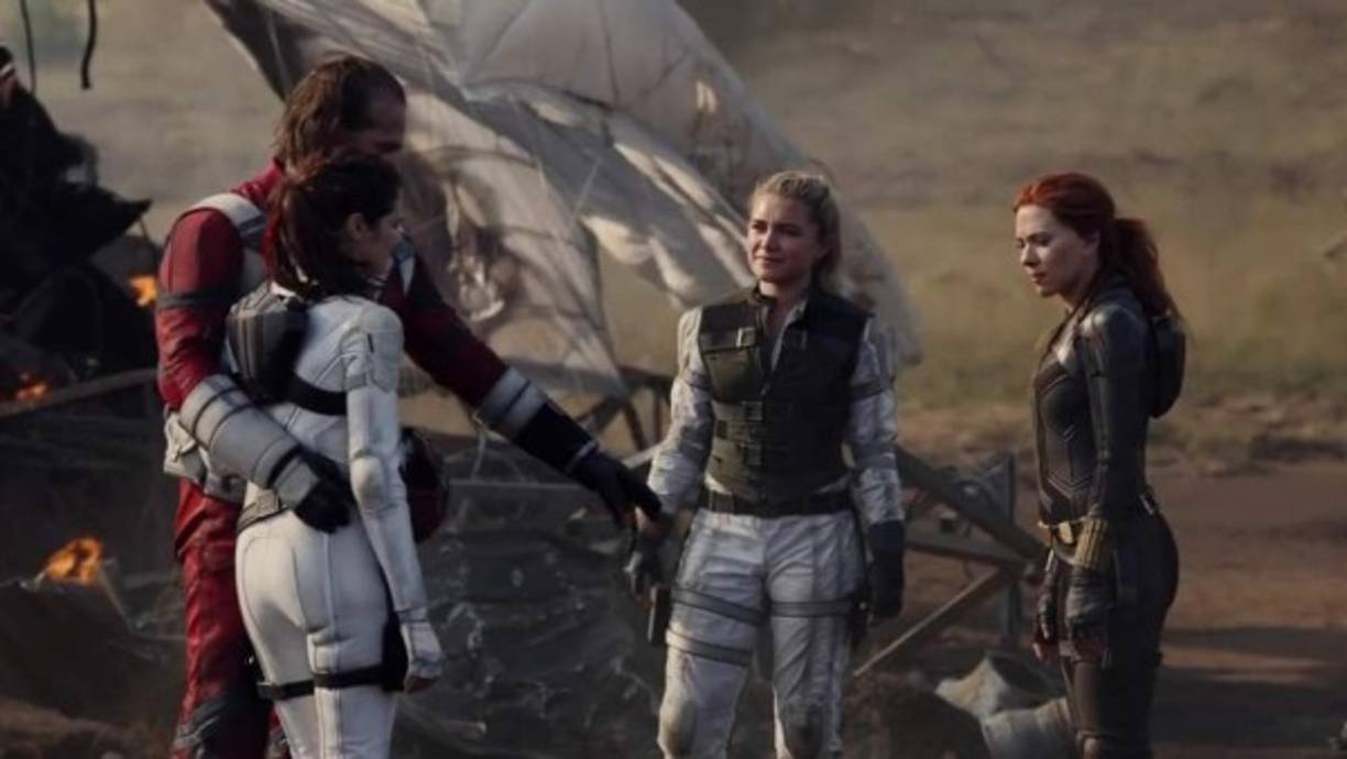 A ellas las acompañan David Harbour como Alexei Shostakov/Red Guardian, el súper-soldado ruso homólogo del Capitán América, y figura paterna de Romanoff y Belova; Ray Winstone como Dreykov, director de la Sala Roja, y Rachel Weisz como Melina Vostokoff, una espía experimentada entrenada en la Sala Roja como Viuda Negra y figura materna de las hermanas.