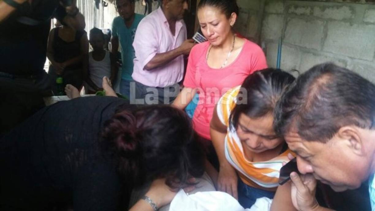 Familiares y amigos velaban al joven David Contreras (13) en su casa en la aldea Chotepe.