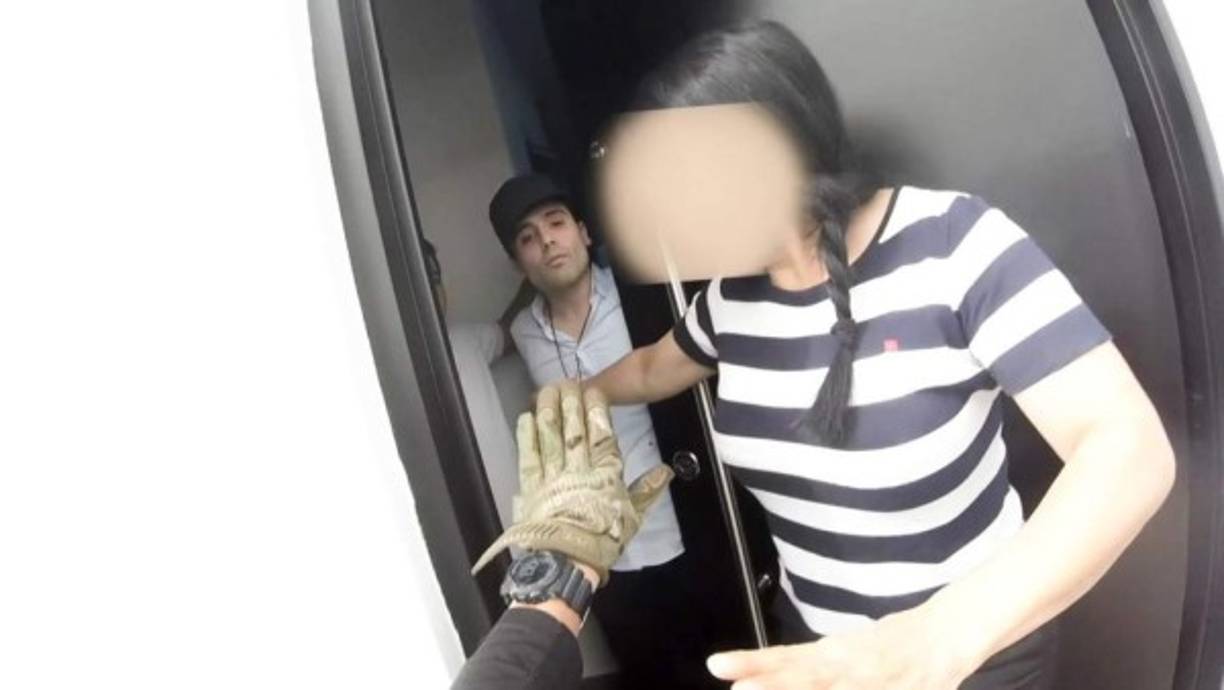 45 minutos después de que la residencia de su novia fuera rodeada por los militares, Ovidio sale del estacionamiento del inmueble detrás de una mujer, supuesta familiar de su pareja.