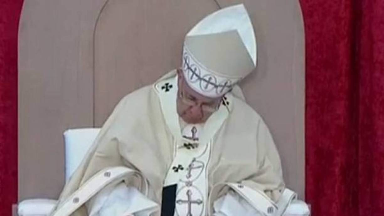 La imagen del Papa durmiéndose durante una misa en la catedral de San Mateo se viralizó rápidamente en las redes sociales.