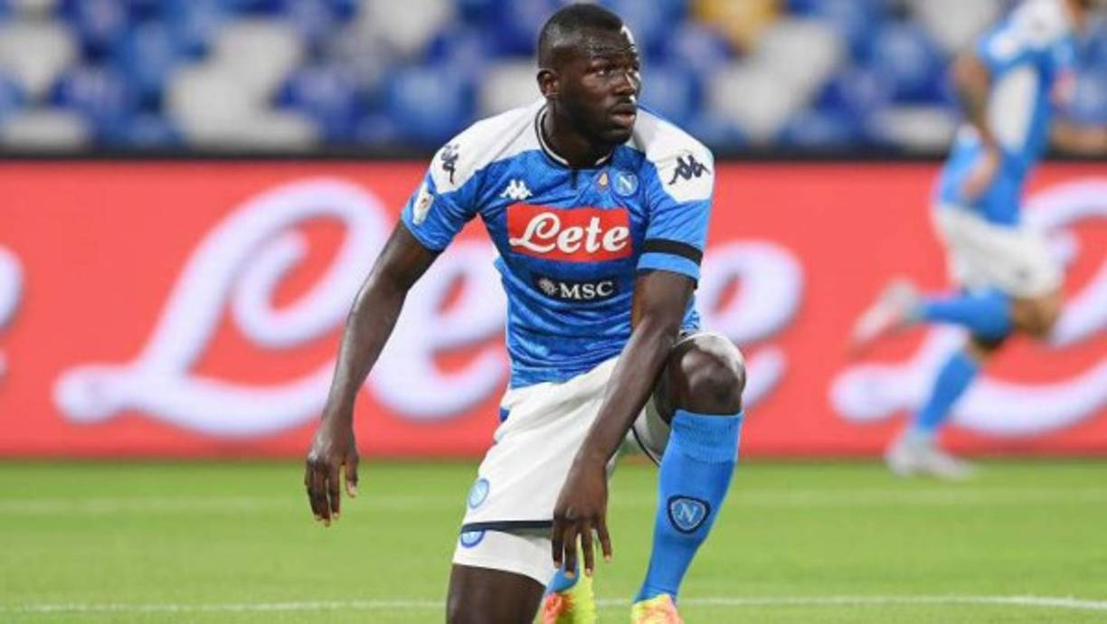 Según France Football, el defensor Kalidou Koulibaly estaría muy cerca de aterrizar en el Manchester City y ya atendría un acuerdo con el conjunto inglés. <br/>