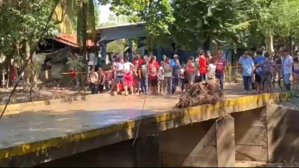 Hasta el lugar llegaron elementos del cuerpo de Bomberos para ayuda con el rescate del caáver.