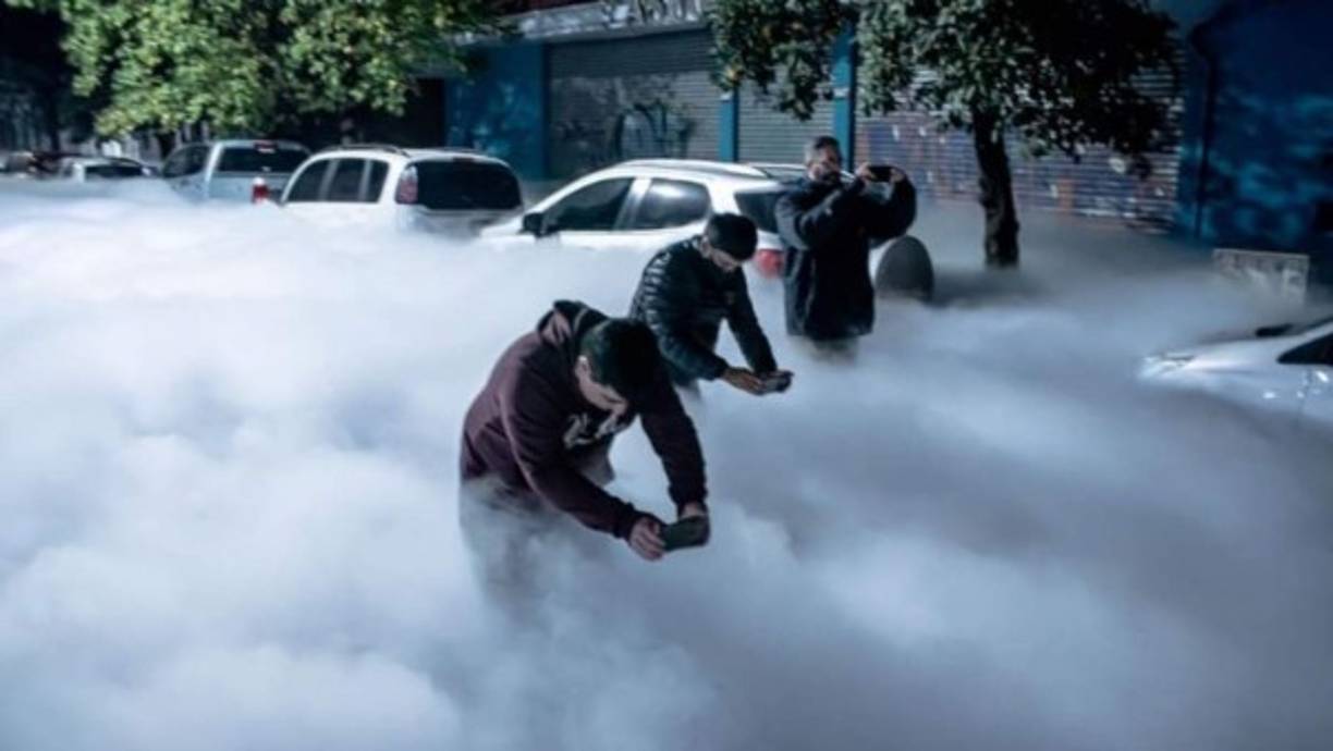 El fenómeno ocurrió después de cargarse un tanque de oxígeno de este hospital. El asfalto no podía verse. Durante horas, tucumanos salieron a presenciar el hecho. El oxígeno tardó poco en vaporizarse.