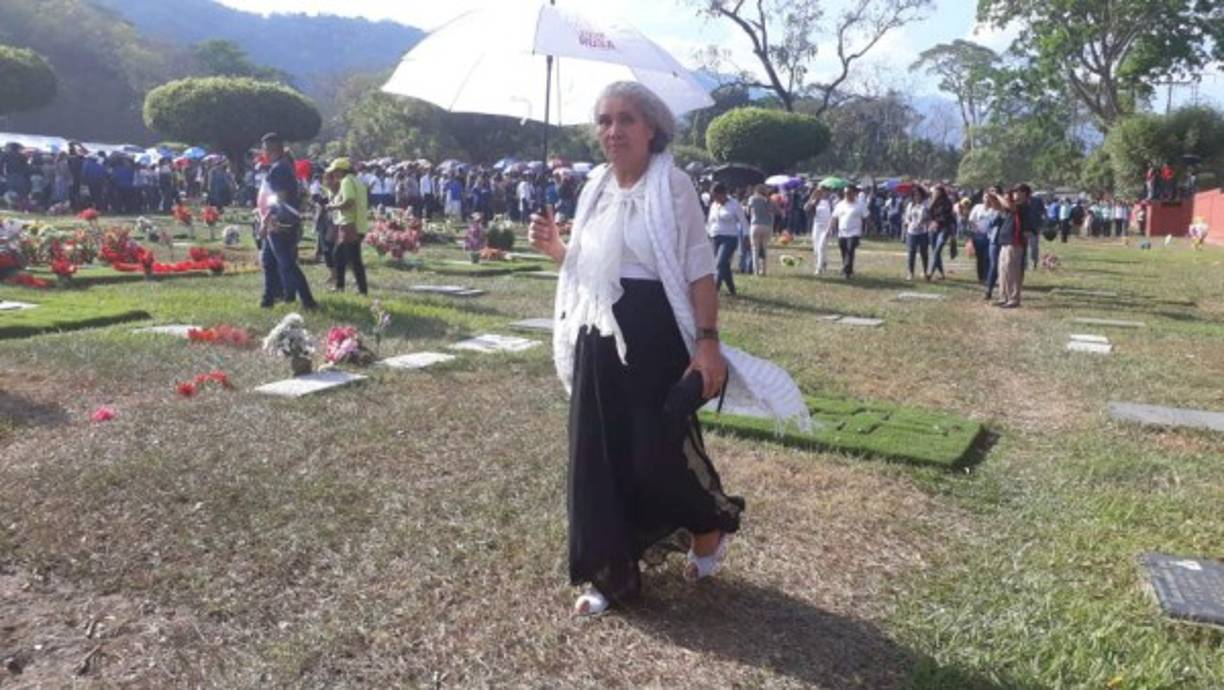 Toda los servidores de la iglesia hicieron una barrera humana para que pasara el féretro de Ninoska de Ponce.