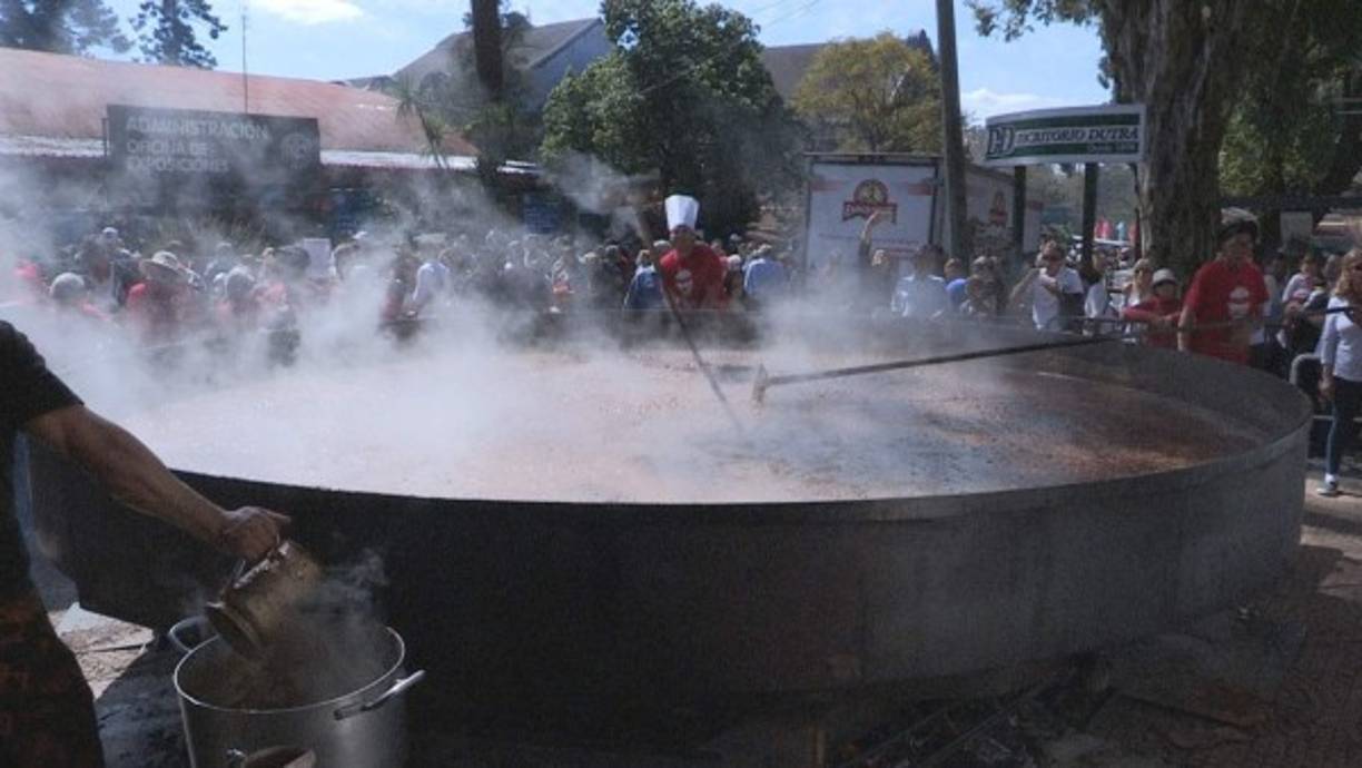 URUGUAY. Un guiso para el guinness. Cocineros prepararon ayer el guiso de lentejas más grande del mundo para romper un récord. Foto: EFE/Sonsoles Caro