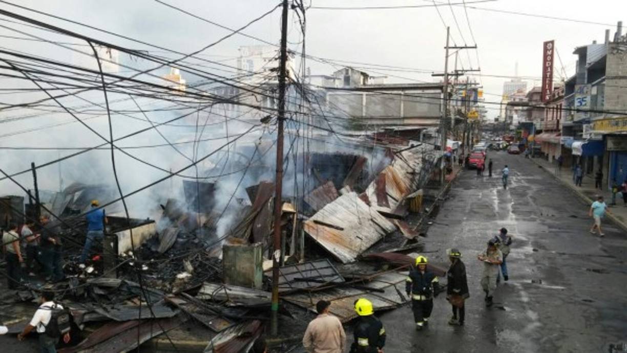 Los bomberos tardaron cerca de una hora en controlar el incendio en el mercado central de San Pedro Sula.