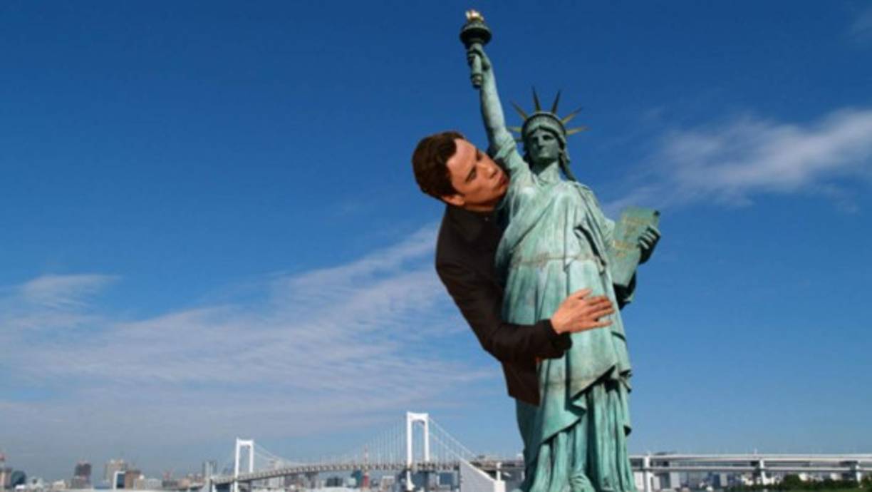 El actor extendiendo su mano hacia la estatua de La Libertad. Los memes de los internautas han revolucionado las redes.