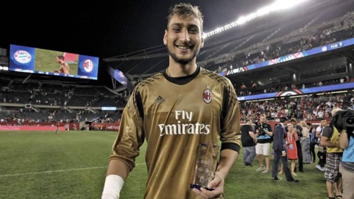 Según Sky Sports, al Milan le ha salido un nuevo competidor en su intento por renovar a Gianluigi Donnarumma. El portero, al que el club rossoneri le ha ofrecido unos cinco millones de euros por temporada, no acaba ampliar su contrato con el Milan. Y ahora, de acuerdo con este medio de comunicación, el PSG es otro de los equipos que van a intentar fichar al guardameta. De hecho, asegura que Antero Henrique, el nuevo director deportivo del equipo parisino, estará el lunes en Italia.