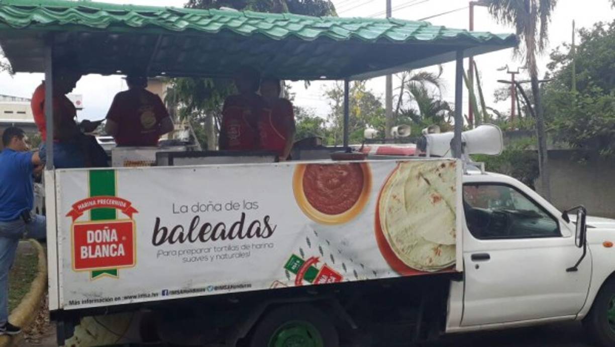 Las expertas se preparaban para elaborar sus delicias a base de tortilla de harina.