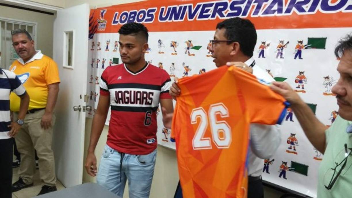 Darwin Arita: El delantero hondureño ha sido cedido a préstamos a la UPNFM por parte del Real España. El atacante es la esperanza de gol del nuevo inquilino de la primera división de Honduras.