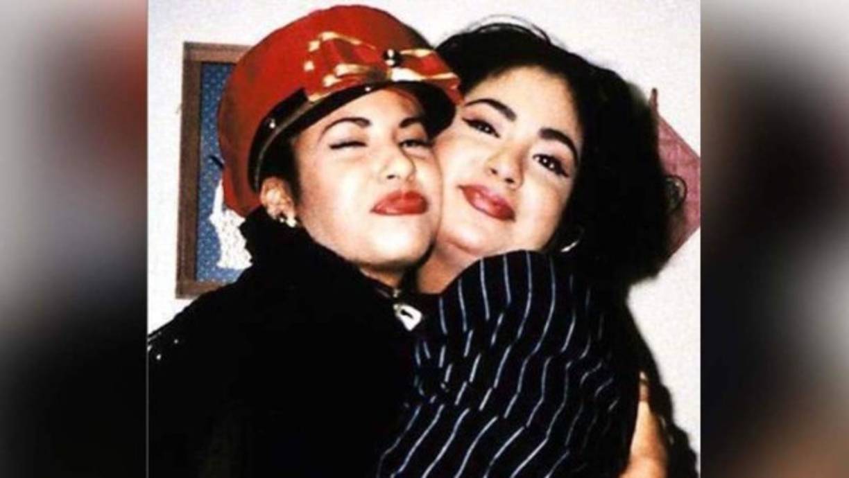 La Reina del Tex Mex tenía seis años y Suzette 13 años. Tocaba la batería y su hermano A.B Quintanilla se encargaba de componer las canciones.