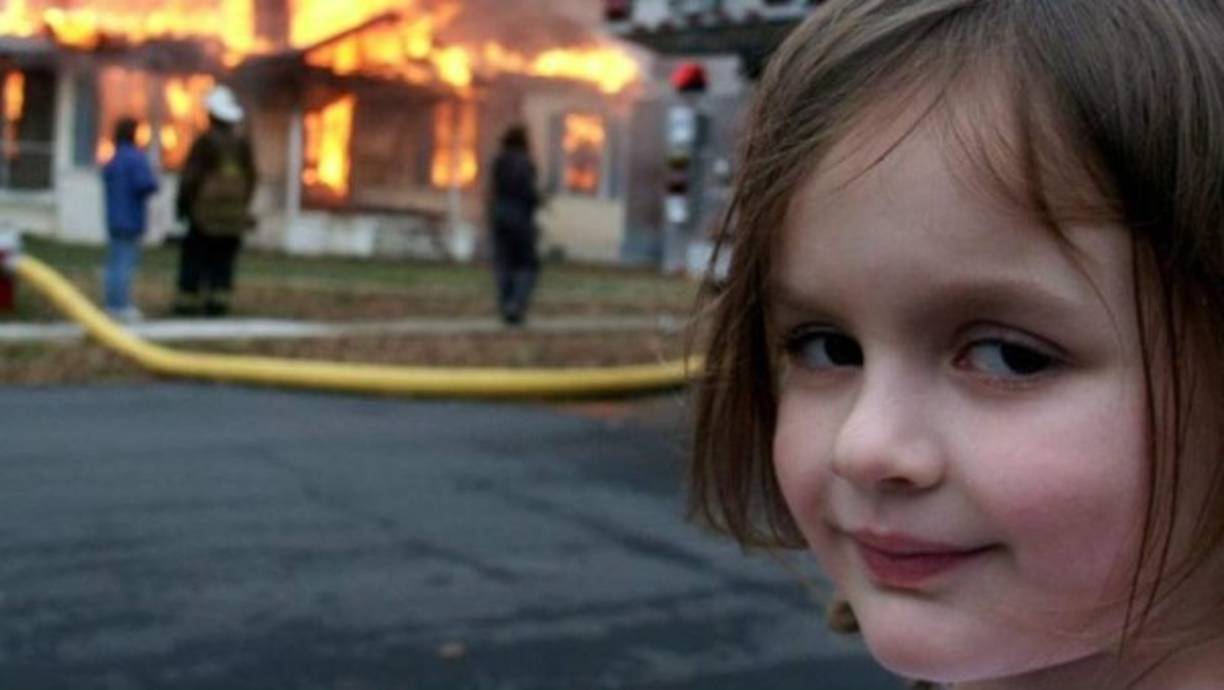 La niña del famoso meme 'Disaster Girl' sin duda es uno de los más populares de las redes.