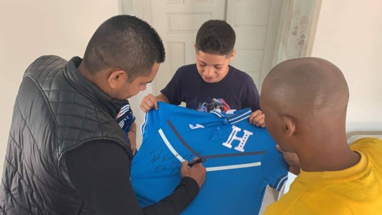 Con autógrafo y todo. Amado Guevara, quien es el actual técnico de la Selección de Puerto Rico, compartió con estos pequeños. Sin duda alguna la mejor Navidad que pasarán.