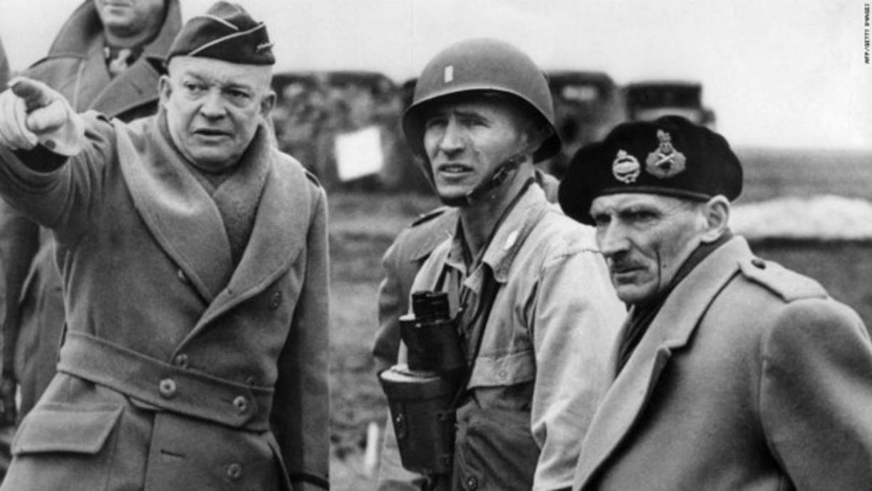 El general estadounidense Dwight D. Eisenhower (izquierda), comandante supremo de las Fuerzas Aliadas y el mariscal británico Marshal Bernard Montgomery (derecha) discuten planes en un lugar desconocido en junio de 1944. Los aliados hicieron lo posible para mantener la confidencialidad y engañar a Hitler empleando a agentes dobles para usar tanques de señuelo y bases falsas en Inglaterra para esconder los movimientos reales de las tropas.