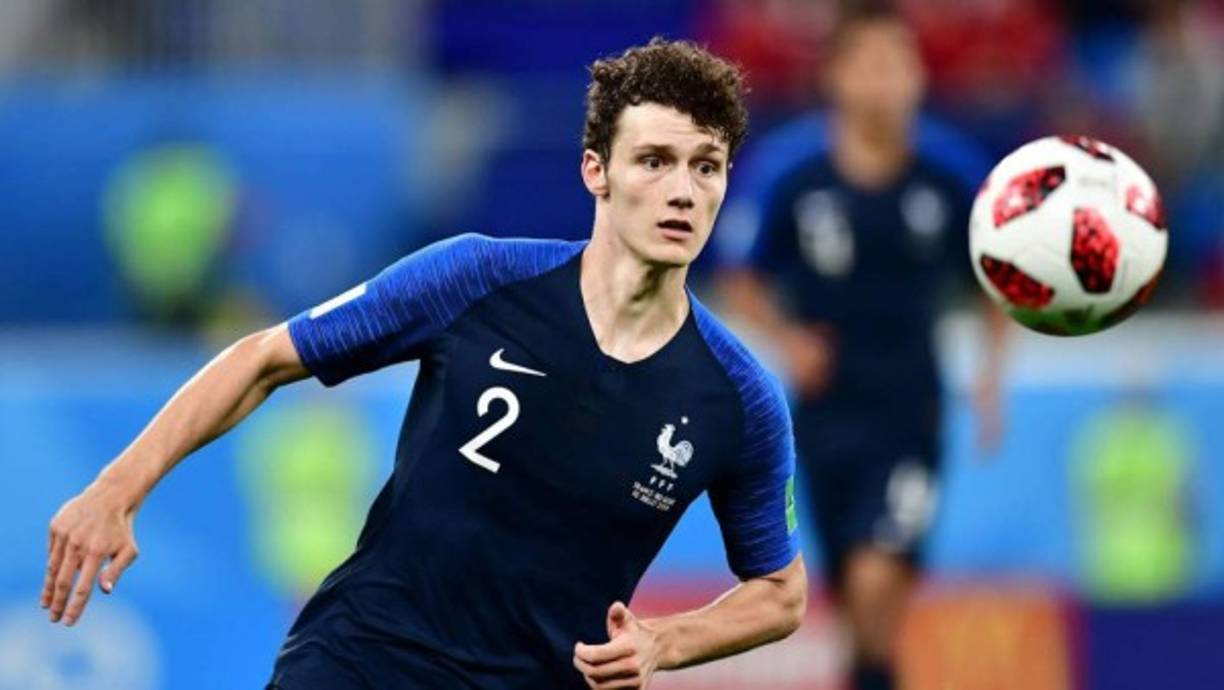 Según The Mirror, el Liverpool tiene como objetivo fichar a Benjamin Pavard, lateral derecho de 22 años campeón del mundo con Francia que juega en el Stuttgart, por 35 millones de euros.