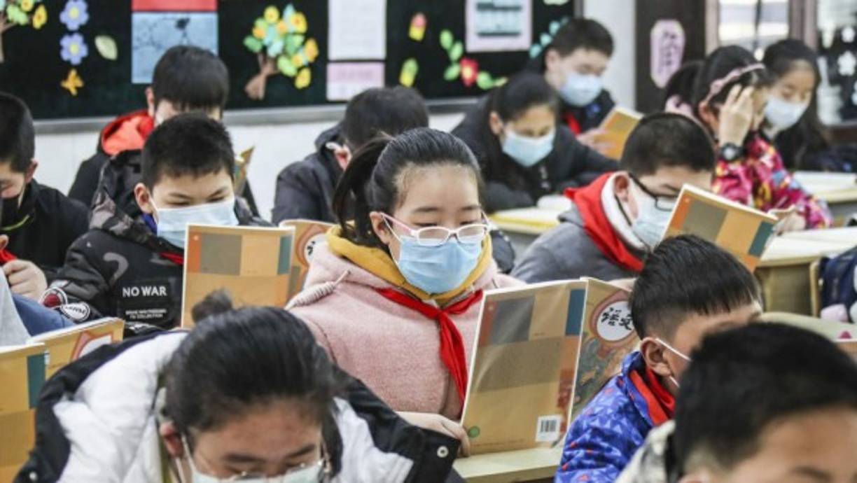 Ante la disminución de los indicadores epidémicos en China, muchos estudiantes en el último año de la secundaria básica y preparatoria (secundaria superior) han regresado a clases.