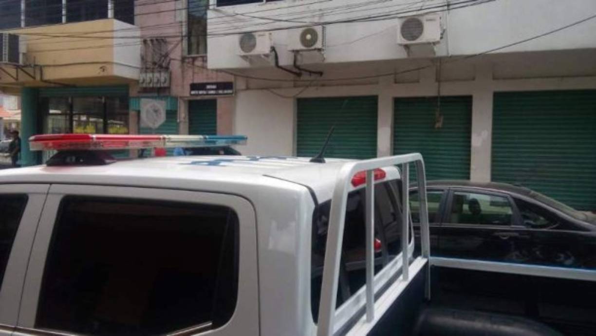 El abogado Juan Ángel Rivera Tábora, esposo de la exmagistrada Blanca Valladares, lamentó este jueves el hecho violento que le arrebató a su hijo.<br/><br/>En la imagen, un agente de la Policía Nacional se halla en la entrada del bufete jurídico, lugar en donde le quitaron vida al profesional del derecho.