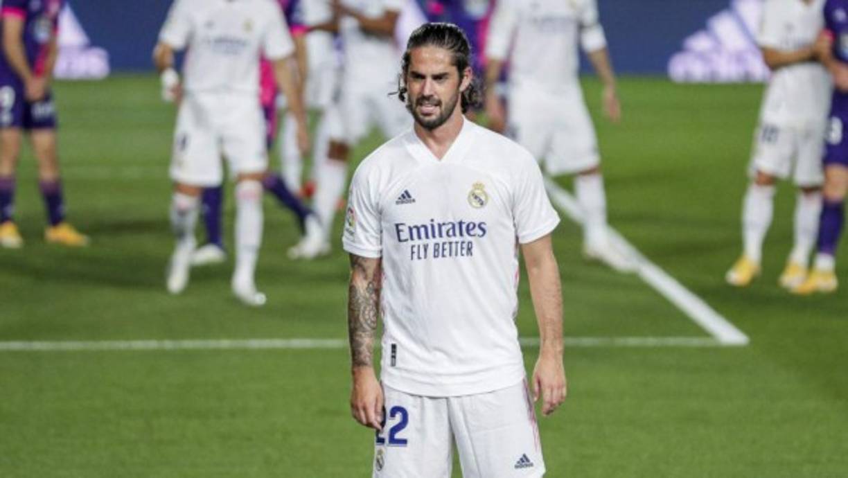 El centrocampista español Isco Alarcón podría estar más fuera que dentro del Real Madrid. El técnico Carlo Ancelotti no cuenta con él y sigue relegado al banquillo de los blancos, lo que podría sugerir claramente que el jugador podría salir en cualquier momento, aseguran los diarios españoles.