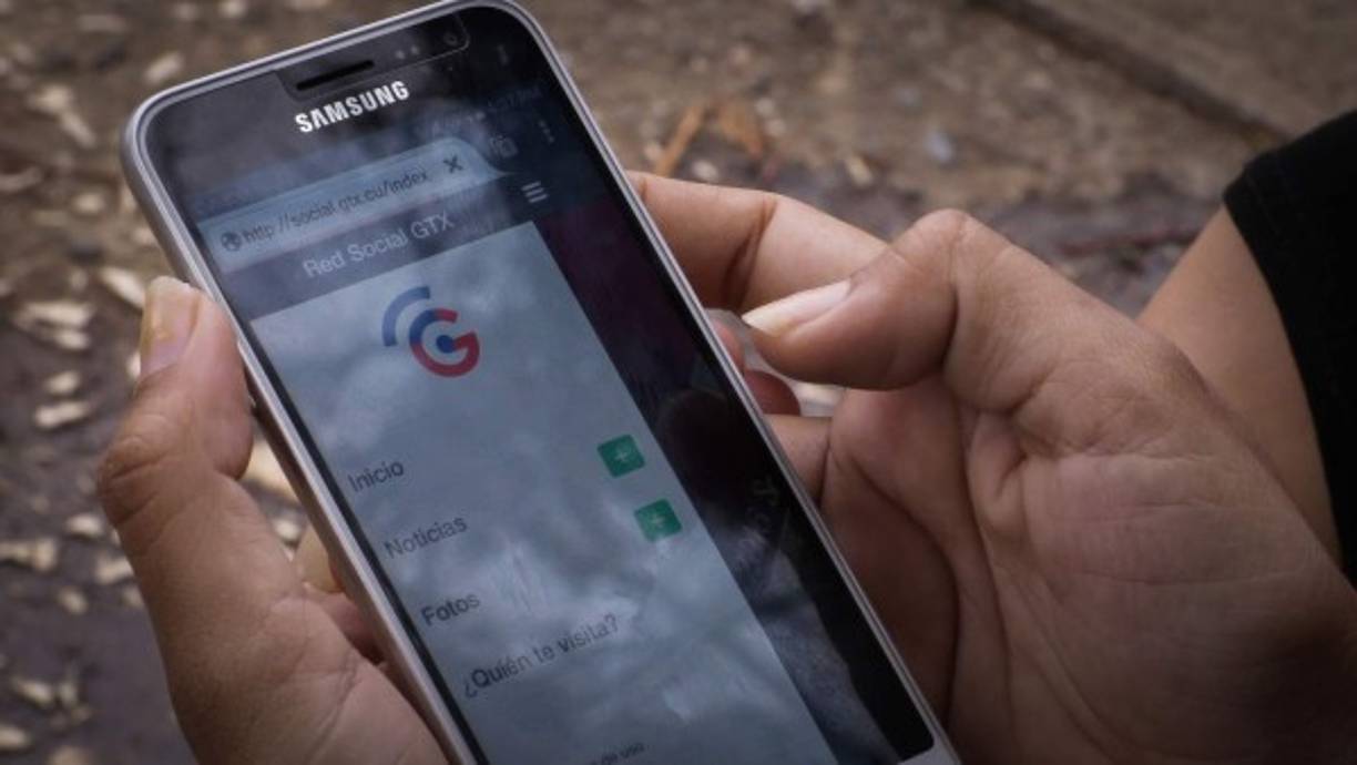 Un grupo de jóvenes creó su propia versión de Facebook con una conexión pirata. AFP