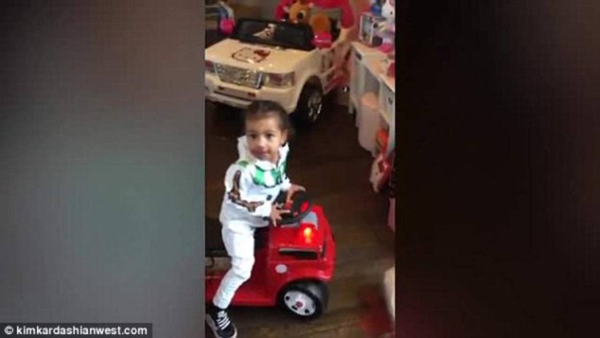 En el vídeo se ve a la pequeña North (2), hermana de Saint (tres semanas), conduciendo un pequeño coche de bomberos.