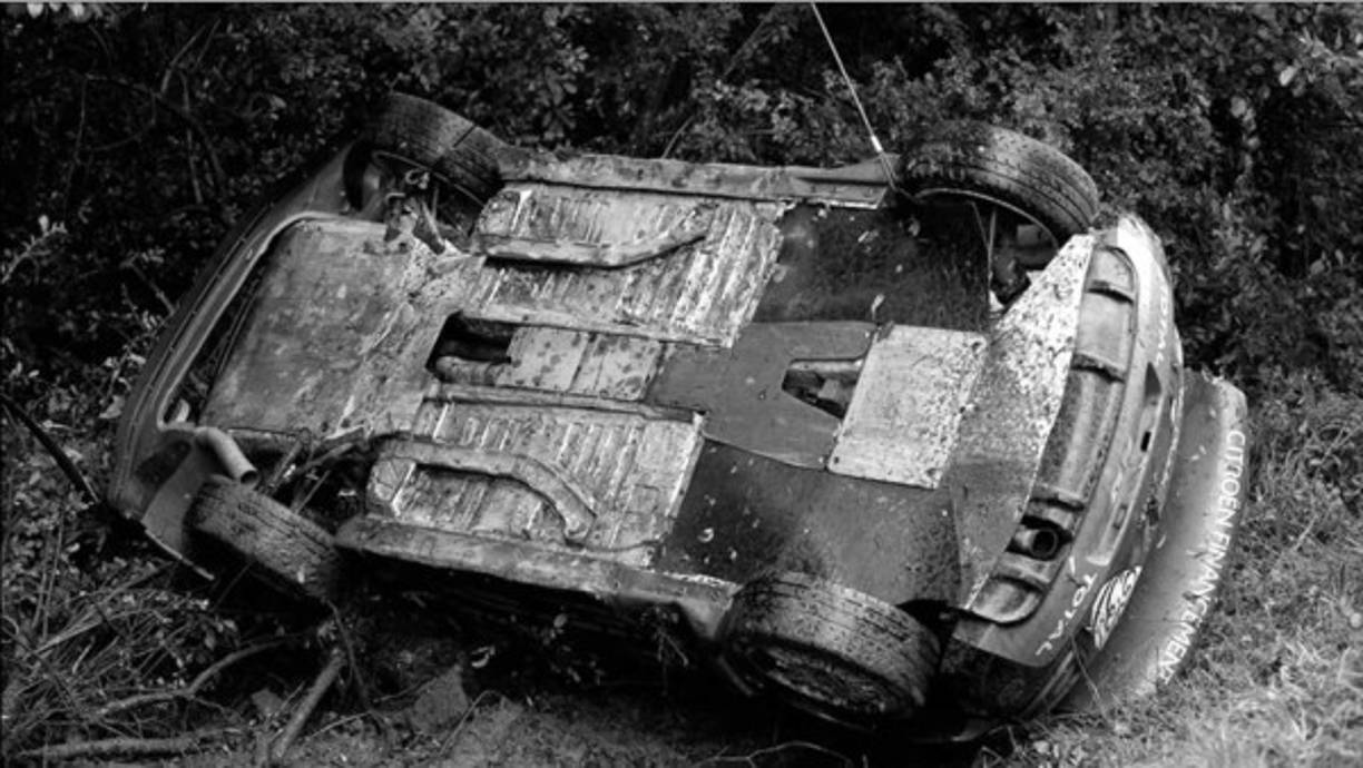 El violento impacto, producido en una zona de alta velocidad, ha sido fatal. Golpeó de lleno por el costado derecho contra uno de los troncos de la arboleda que flanqueaba la carretera.