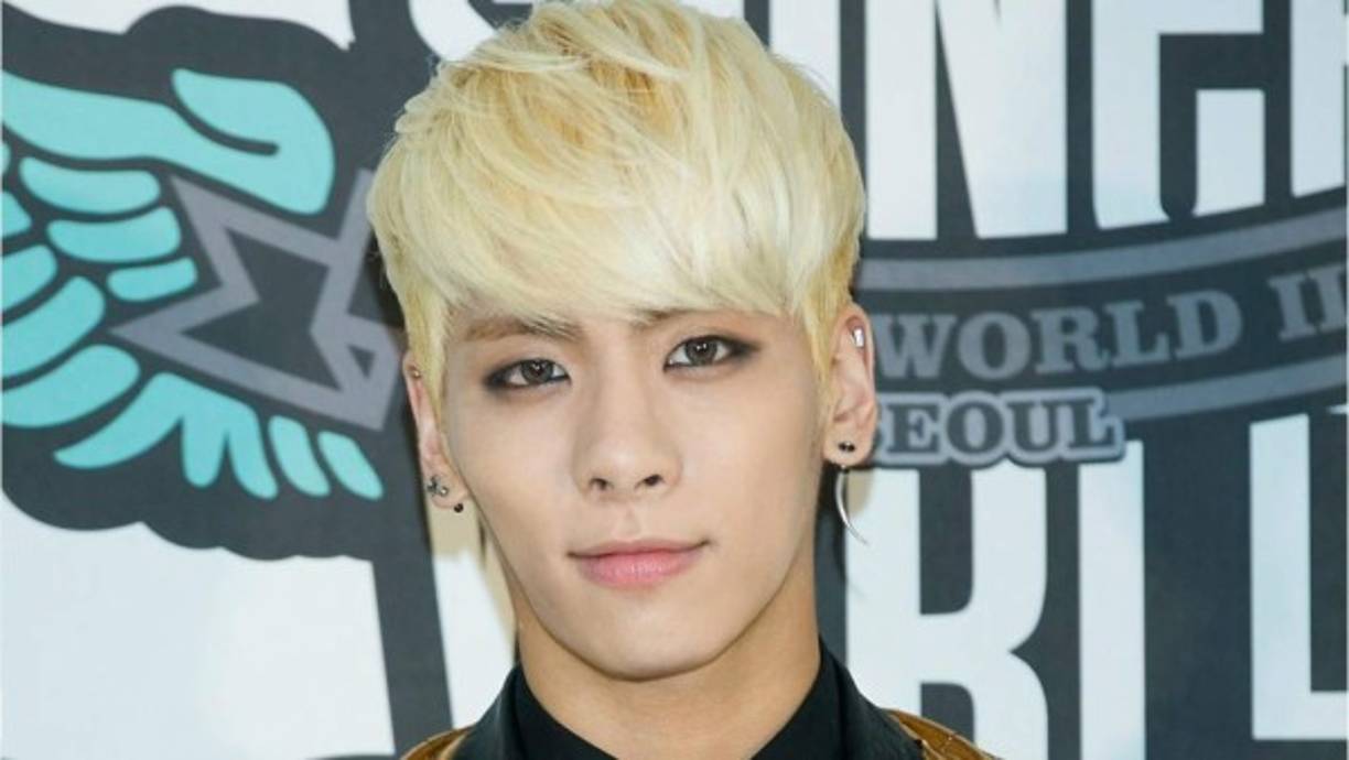 SHINee es un grupo de chicos de Corea del Sur que se formó originalmente en 2008 y se ha convertido en uno de los grupos musicales más importantes de Corea y Japón.<br/>Antes de la muerte de Jonghyun, el grupo estaba formado por cinco miembros: Jong-hyun, Onew, Taemin, Minho y Key.