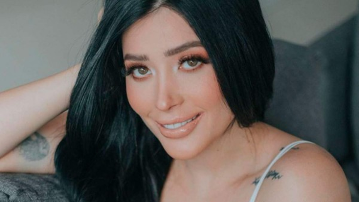 “No me había dado cuenta que Nodal me tenía bloqueada. Yo iba de chismosa a sus fotos para darle like y pum, bloqueada”, posteó.