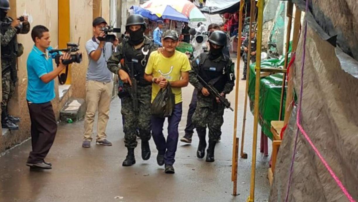Policías militares revisan los documentos de unos de los reos trasladados a cárcel El Pozo.