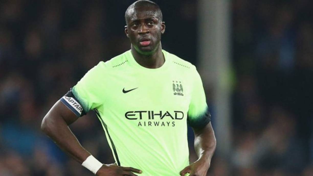 El volante marfileño Yaya Touré quiere continuar en el Manchester City y según el Mirror está esperando una oferta para renovar con los citizens.