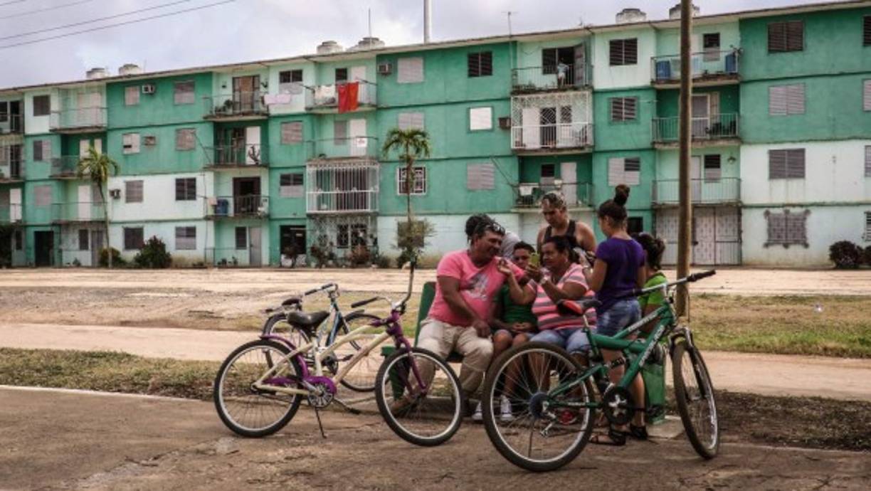 A diferencia de otras partes de Cuba, no se conectan al wifi pagado que provee la estatal Etecsa, sino a Gaspar Social. AFP