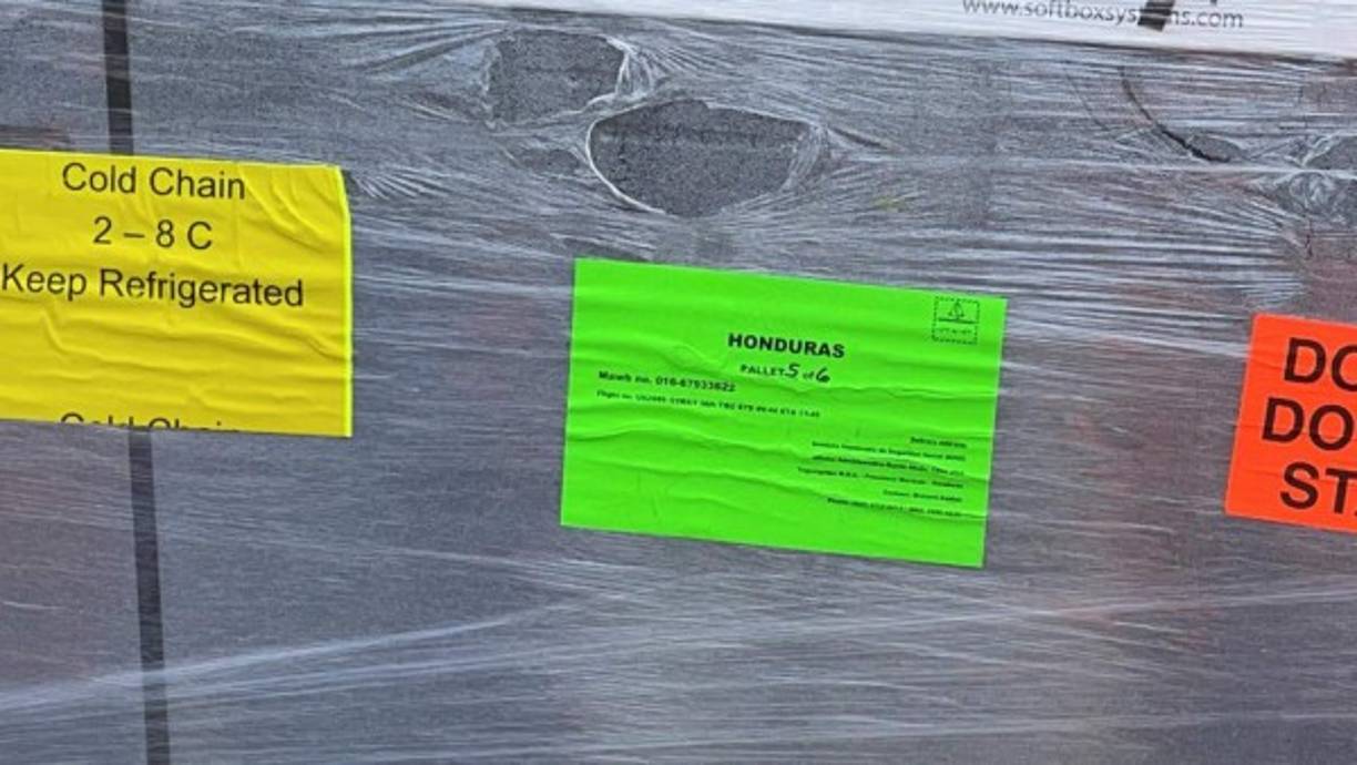 Los inmunizantes llegaron en un vuelo a la Fuerza Aérea Hondureña de Tegucigalpa, capital de Honduras, aproximadamente a las 12:20 del mediodía.