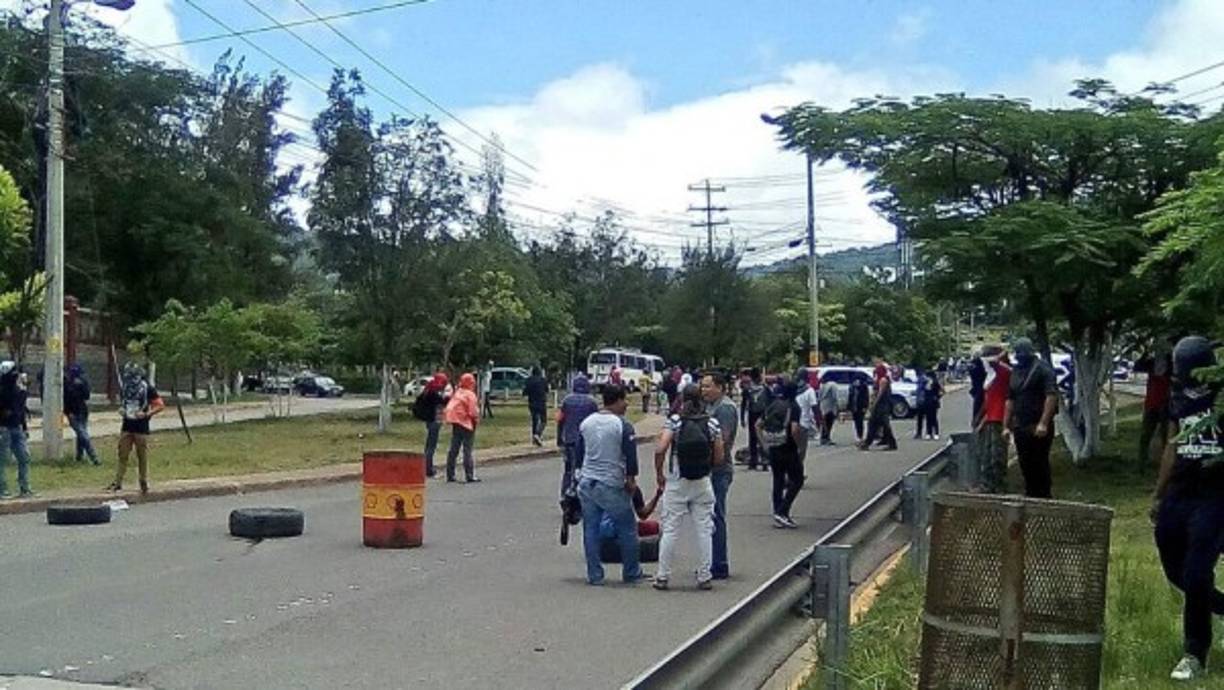 En la zona se hicieron presentes elementos de la Policía Nacional para buscar controlar la situación. <br/>