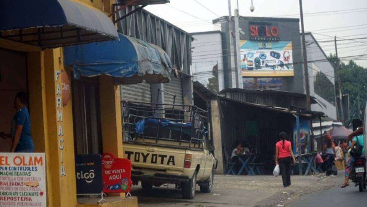 Otro conductor que convirtió la acera en su estacionamiento particular.