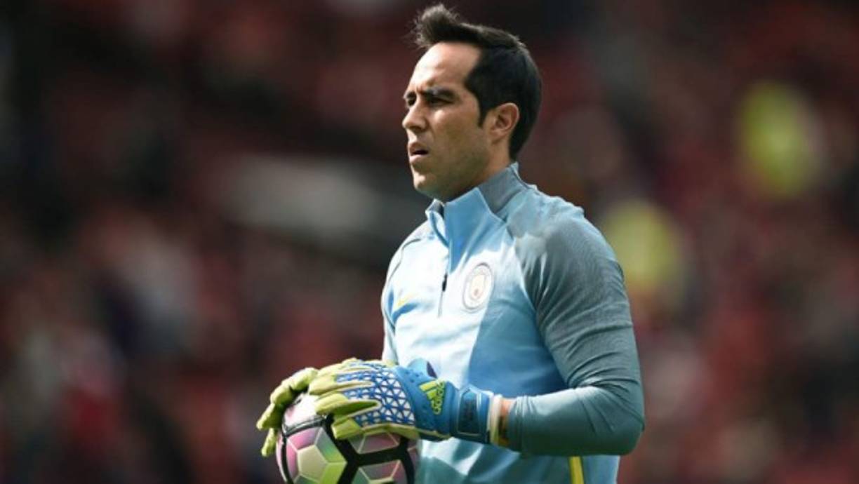 Claudio Bravo: El portero chileno ha perdido la titularidad en las últimas semanas y se está planteando buscarse un nuevo equipo. Según algunos medios españoles, uno de los posibles destinos del exazulgrana sería el Leipzig alemán.