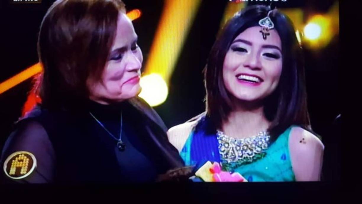 Sin embargo, la verdadera sorpresa fue que sus papás y su prima hermana, llegaron desde Choluteca a México para apoyarla y decirle lo orgullosos que están de ella.