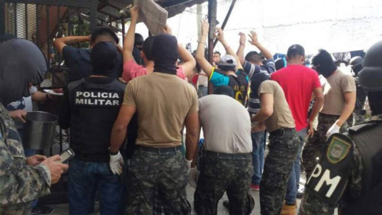 La Policía Militar realizó este viernes operativos simultáneos de registro en los centros penales de Honduras. Simultáneamente más de 500 elementos de la Policía Militar ingresaron de manera sorpresiva al centro penal de Santa Bárbara, San Pedro Sula, El Porvenir en Atlántida, Támara en Francisco Morazán y El Progreso, Yoro.