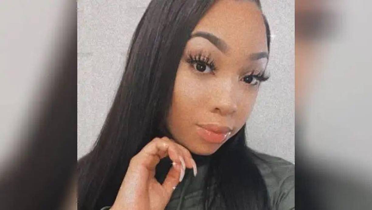 Francisco Valadez, el conductor, la atacó en la parte trasera del vehículo, violándola y disparándole, lo que provocó su muerte instantáneamente. 