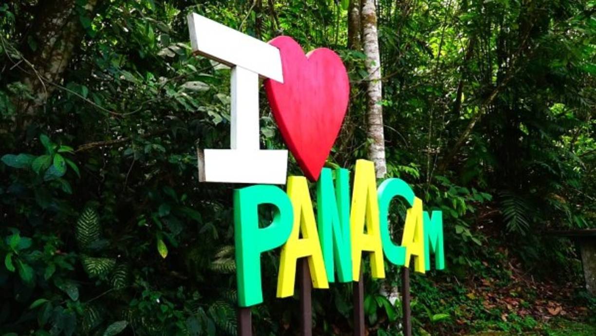 Es llamado así por el mágico color azul profundo de sus cimas, el Parque Nacional Cerro Azul Meámbar se levanta como un guardián a un costado del Lago de Yojoa.
