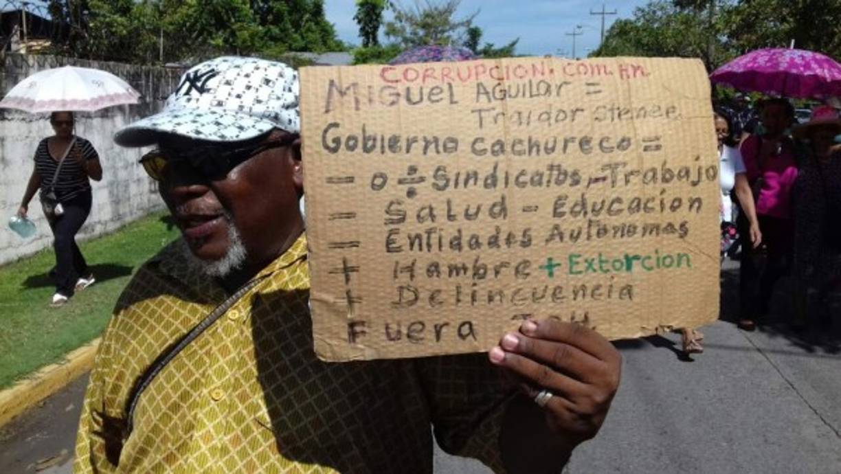 Luego del mitin, los ciudadanos salieron en caminata pacífica rumbo a las instalaciones de la Empresa Energía de Honduras (EEH), consorcio que tiene una concesión de la energía en Honduras. <br/>