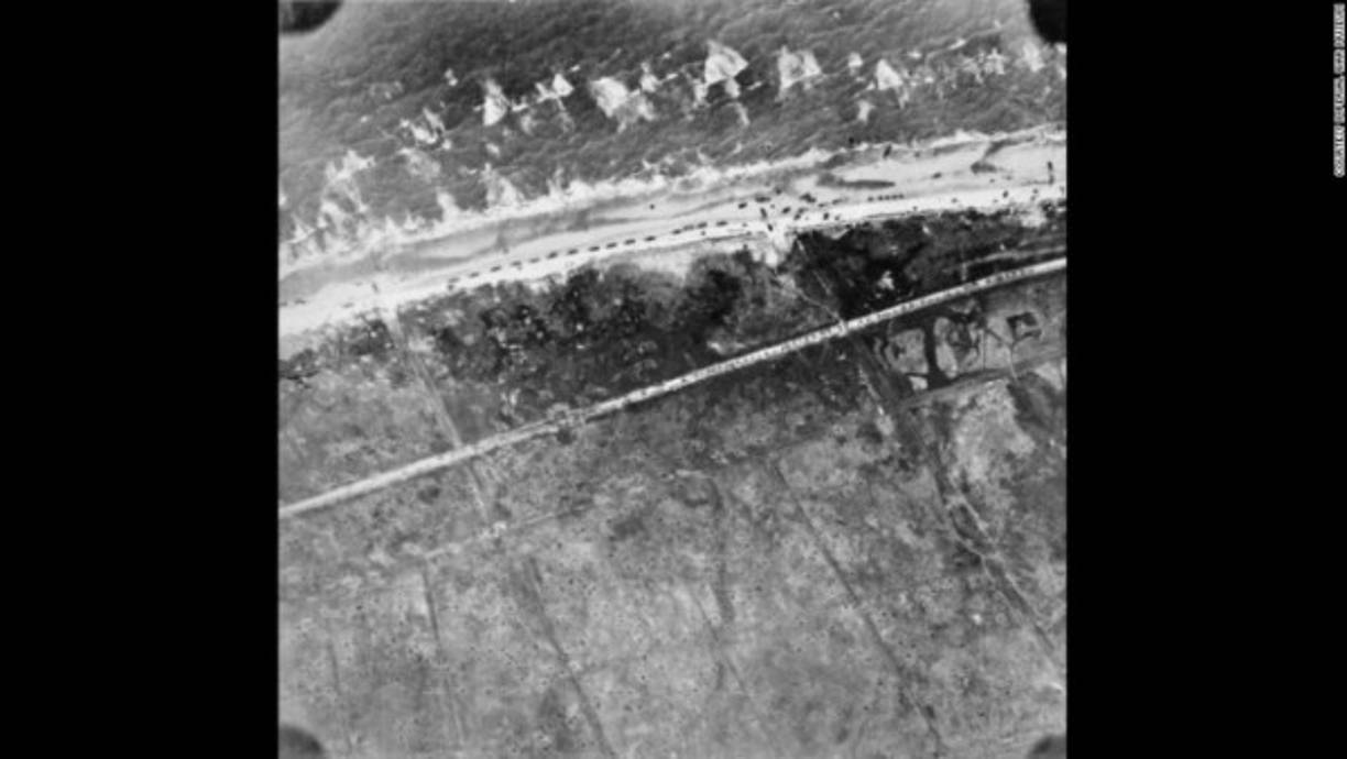 Tráfico acumulado en la playa y en el camino que conduce a Le Hamel, en Francia, durante la llegada de la División de Infantería número 50.