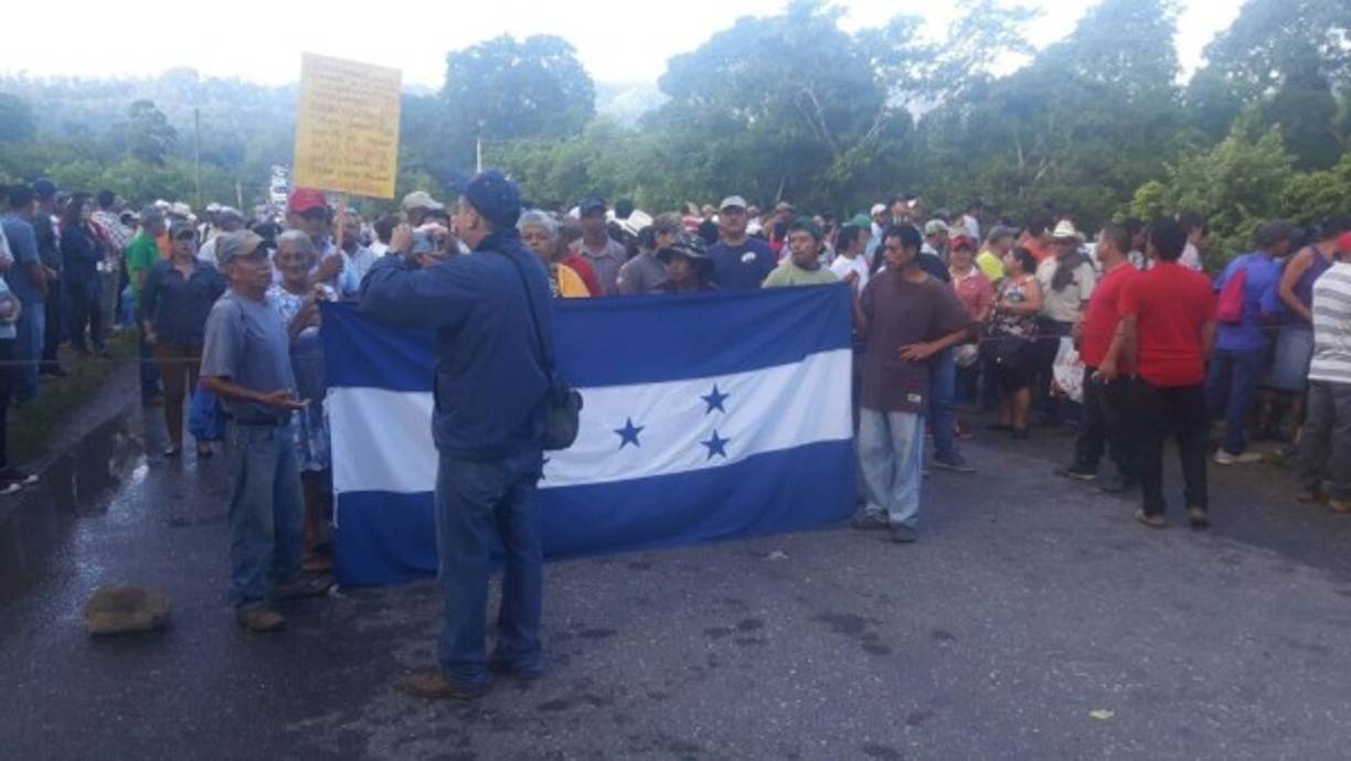 La toma de la carretera inició a eso de las 6:00 am a la altura del río Chiquito de Nueva Frontera, Santa Bárbara.