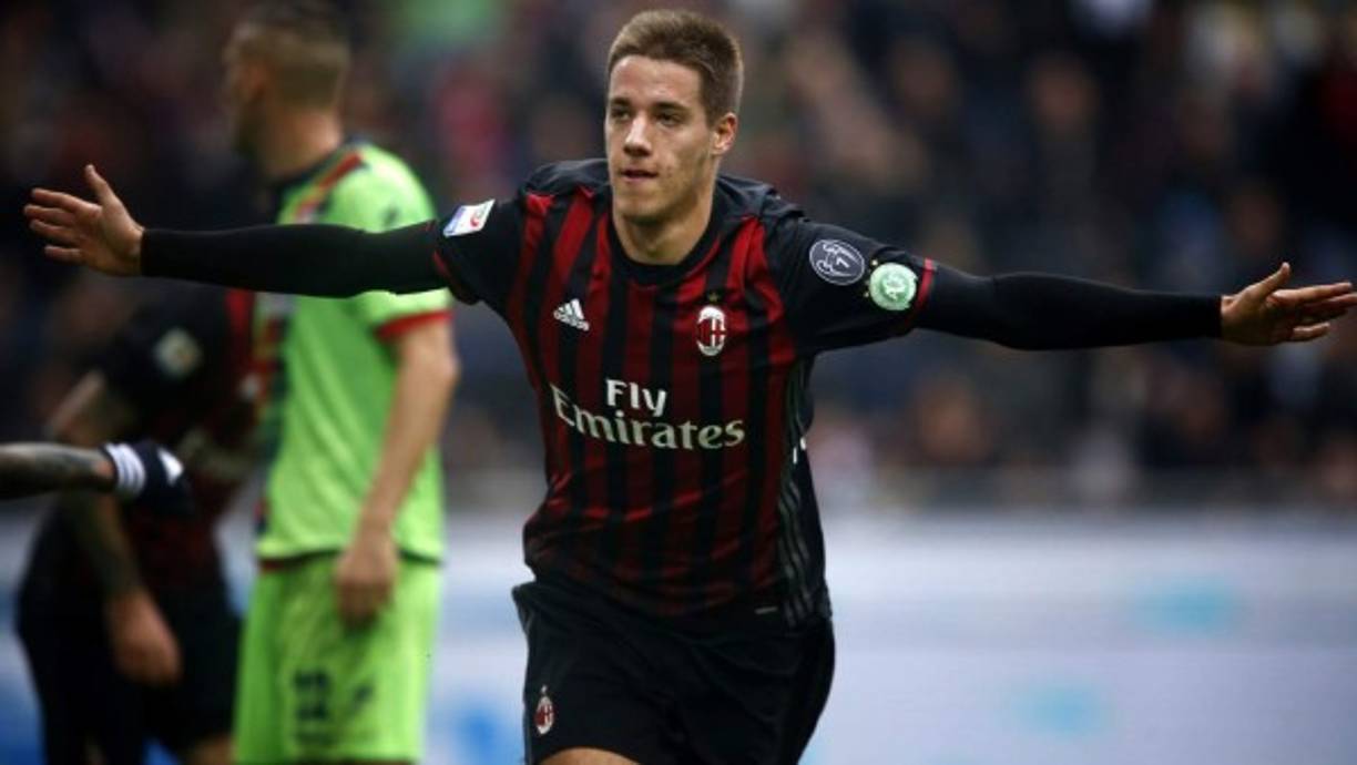 Según Todomercadoweb, Mario Pasalic seguirá en el Milan la próxima temporada. El jugador, que está cedido por el Chelsea, ha convencido al cuerpo técnico y los dirigentes rossoneri ya negocian con el equipo inglés para hacer efectiva su compra. Pasalic tuvo un pasado en España en el Elche.
