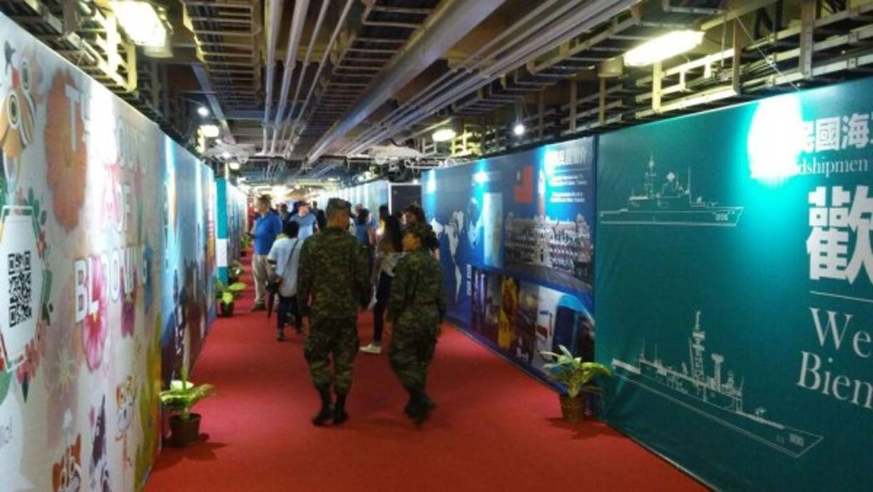 Personal militar se mezcló con los visitantes civiles por los corredores del buque.