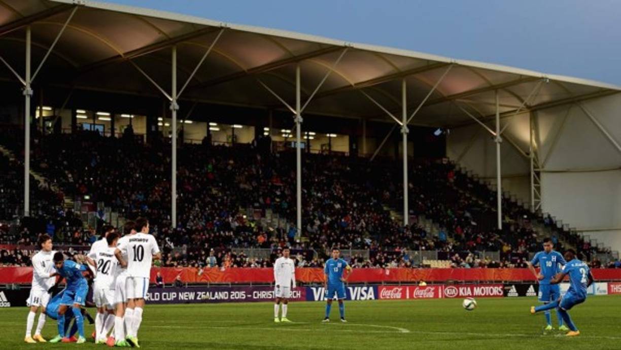 Momento del tiro libre de Kevin Álvarez para su golazo, el tercero de Honduras en el partido.