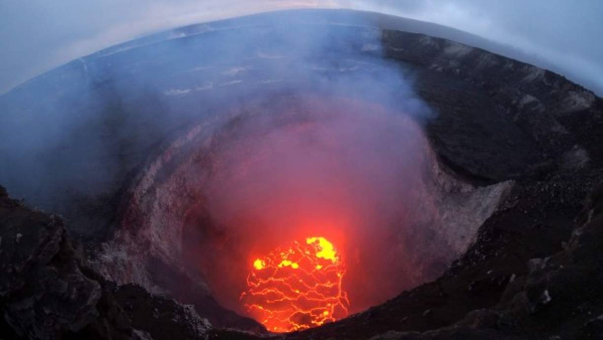 El Kilauea, de 1.247 metros de altura, hizo erupción el jueves a las 16H45 local (02H45 GMT del viernes). Es uno de los volcanes más activos del mundo y uno de los cinco activos en la isla de Hawái, la más extensa del archipiélago compuesto por 137 islas en total.