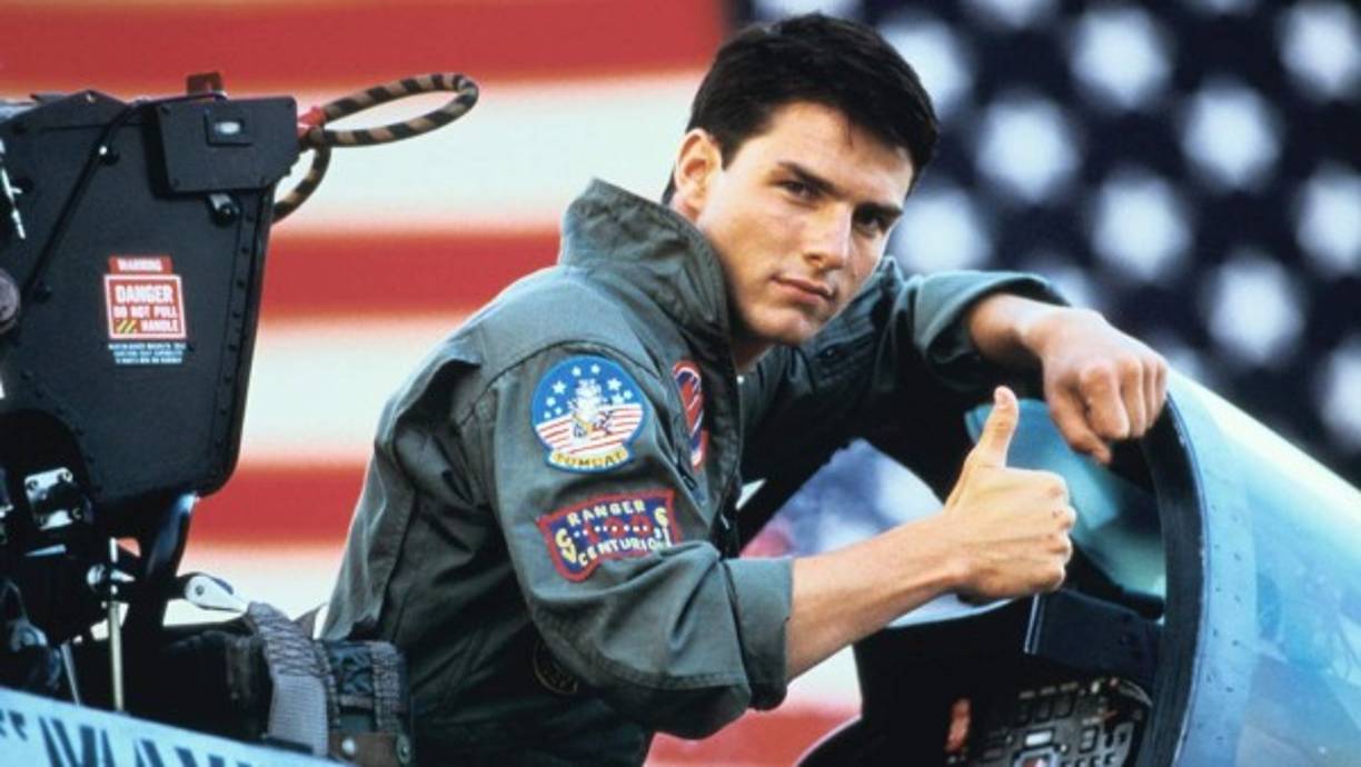 Top Gun, 1986.<br/>Director: Tony Scott.<br/>Actúan: Tom Cruise, Kelly McGillis, Anthony Edwards, Val Kilmer y Meg Ryan.<br/>Historia: Un joven piloto acude a una prestigiosa escuela aérea, pero se siente atraído por su instructora, desarrollando una rivalidad con otro piloto.<br/>Dato: Ganadora en los premios de La Academia, en la categoría de Mejor Canción Original, por 'Take My Breath Away', de Berlin.<br/>Dale clic: Netflix.<br/>