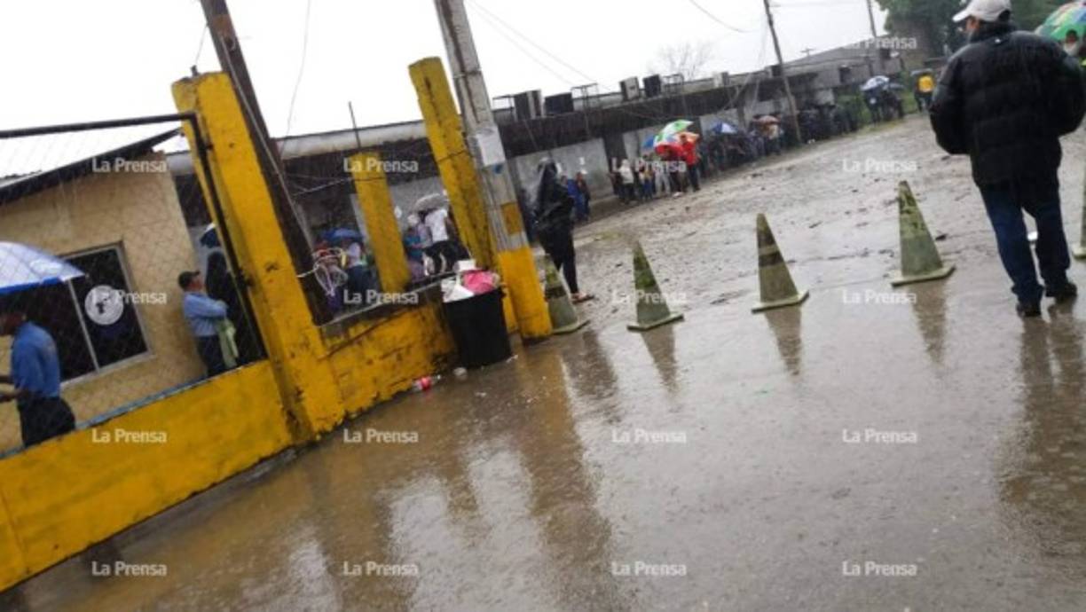 A pesar de que cientos de hondureños llegan desde horas de la madrugada, tienen que esperar por horas de pie.