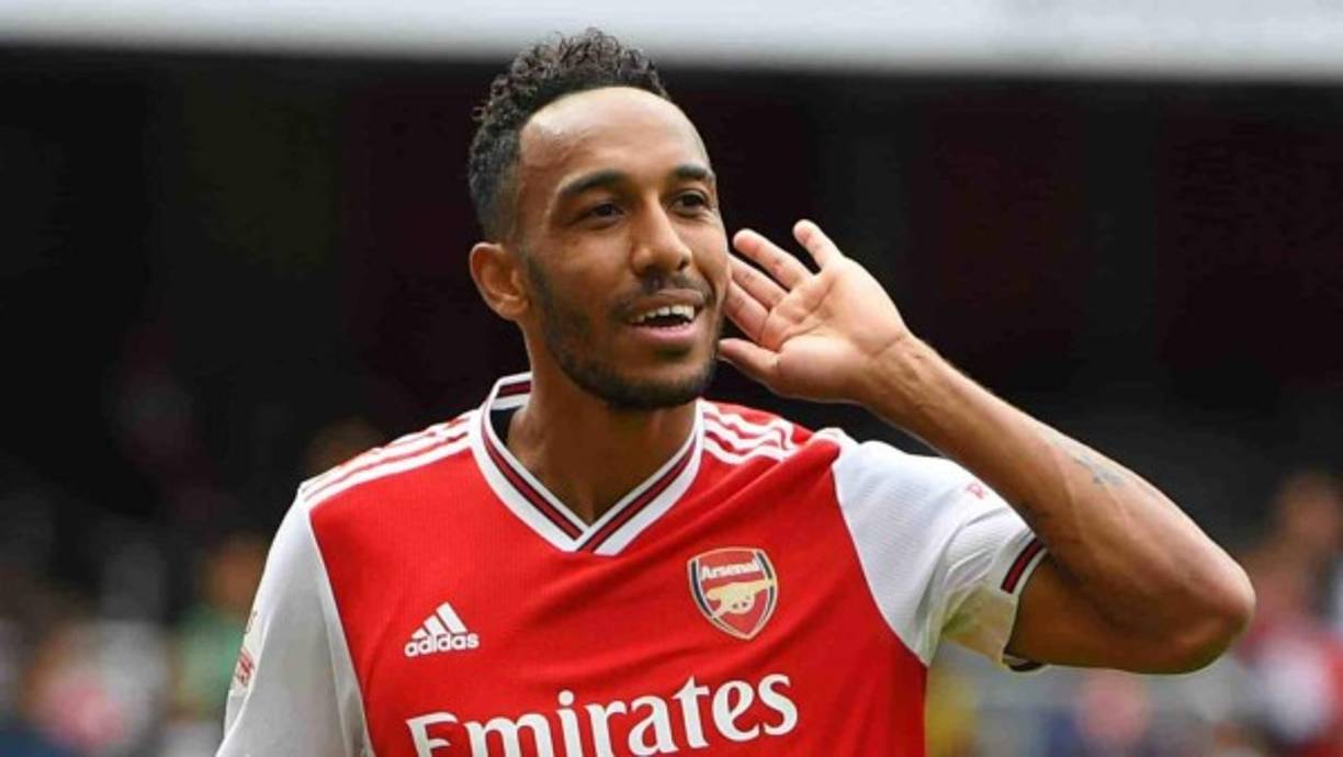 El Inter de Milán es uno de los clubes que está interesado en la contratación de Pierre-Emerick Aubameyang. El delantero africano sigue sin renovar su contrato con el Arsenal y expira la próxima temporada. A sus 30 años, el atacante de Gabón sigue siendo uno de los grandes'9' del momento. Muchos equipos están a la espera de su posible salida pero el padre del futbolista, en redes sociales, ha dejado caer una pista sobre por dónde podría ir el futuro de su hijo. 'Tú sabes lo que tienes que hacer', le dice el progenitor junto a una foto del momento de su firma de contrato con el Arsenal en una publicación en redes sociales.
